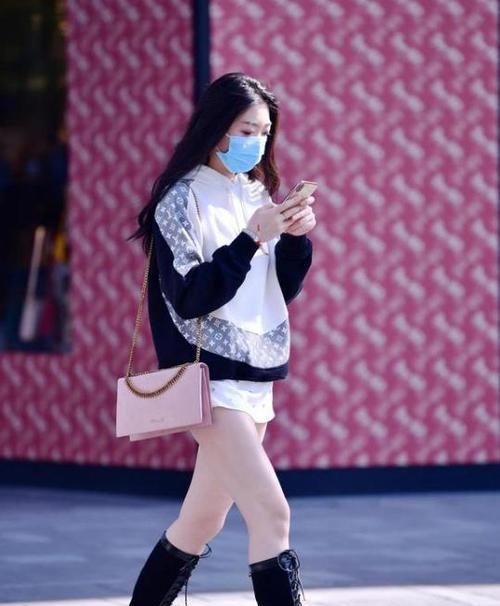 「短袖」美女时尚街拍：明眸善睐的美女，一件黑色短袖配黑色短裤，时尚清爽气质