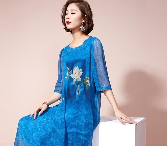 气质真丝连衣裙,凹凸有致的身材展现得淋漓尽致