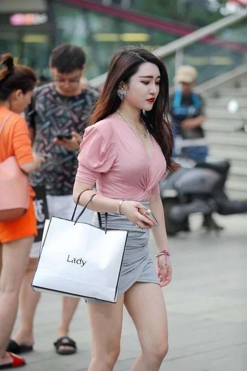 街拍: 女神的淑女穿搭, 紧身显身材, 特别有成熟魅力