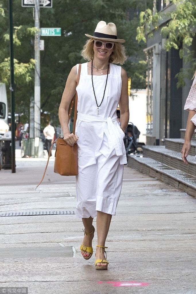 娜奥米沃茨甜美出街和爱子欢吃冰淇淋   49岁高龄依旧保养如少女