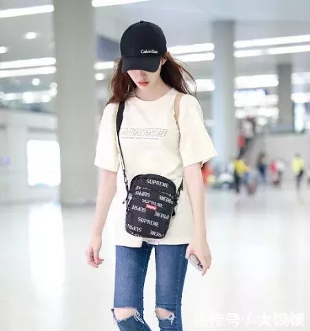 林允超短裤短到不能再短，还公然做出这种动作，网友：没眼看了！