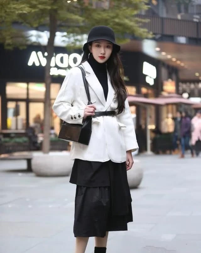 『吊带』路人街拍,靓女笑容十分可爱,穿着一件吊带的一字领,十分的迷人