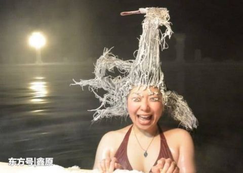 瞬间■加拿大温泉酒店举办头发急冻大赛,参赛者头发零下20度瞬间定型