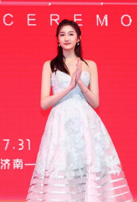 关晓彤抹胸裙大秀香肩锁骨 巧妙捂胸姿态尽显魅惑