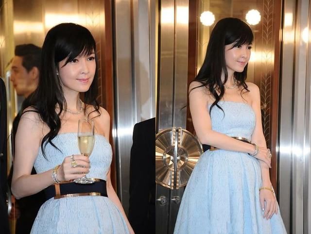 周慧敏真敢穿！这么皱的衬衫裙也敢穿出门，网友：50岁也疯狂