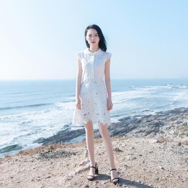 时尚甜美的蕾丝连衣裙，显出十足女人味