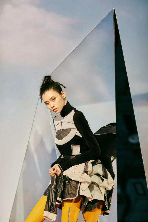 奚梦瑶黑色运动内衣炫腹，双腿成90度，运动裤成“三角形”内搭都