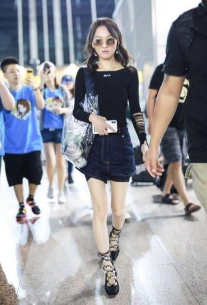 张韶涵身穿一袭灰色收身连衣裙，优雅又迷人，网友:造型美翻了!