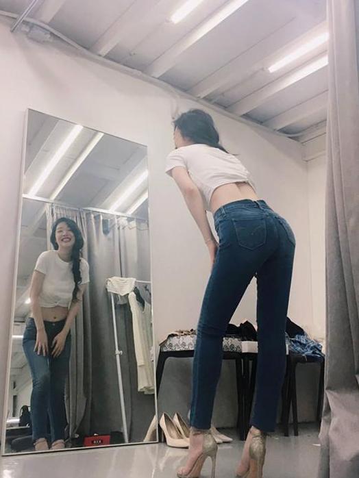 崔雪莉晒生活照, 穿露脐装变身“腰精”, 金泫雅地位不保!