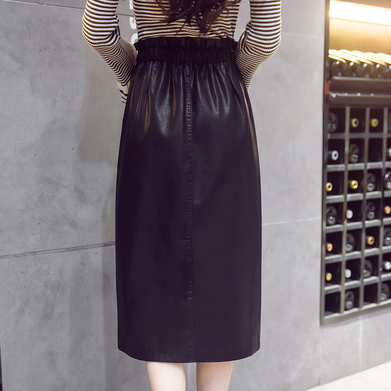 优雅俏皮的半身裙搭配短靴，尽显气质名媛范，想不美都难