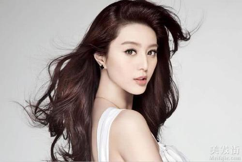 女星烫波浪卷发，关晓彤老了十岁，赵丽颖看着尴尬，她却美得惊艳