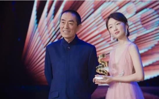 周冬雨真大胆，性感深v露背很撩人，旁边的李易峰挺尴尬的