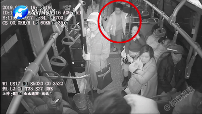 “我妈妈丢了”！男孩一边呼喊，一边“追打”公交车！他妈妈呢？