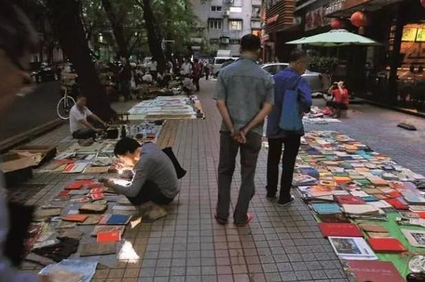 只出现在桥上“广州鬼市”，看中什么都能卖，但一到天亮就会消失