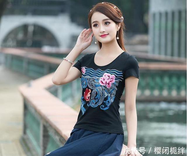  『精致』街拍：两个短裙美腿小姐姐，一个精致，一个丰腴，各有千秋