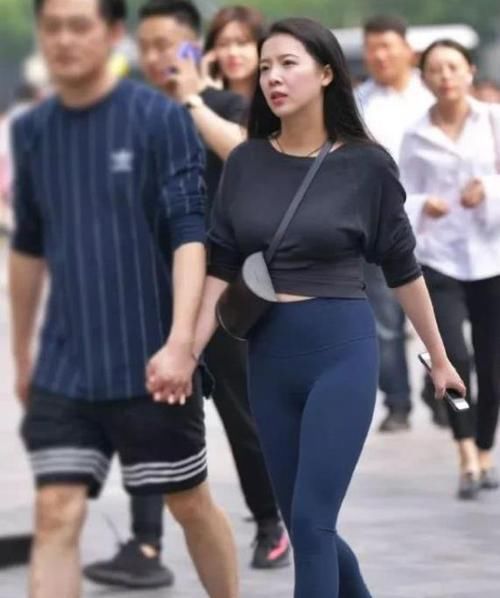 『瑰姿』街拍:瑰姿艳逸的小姐姐,一件红色上衣配白色阔腿裤,时尚女神范