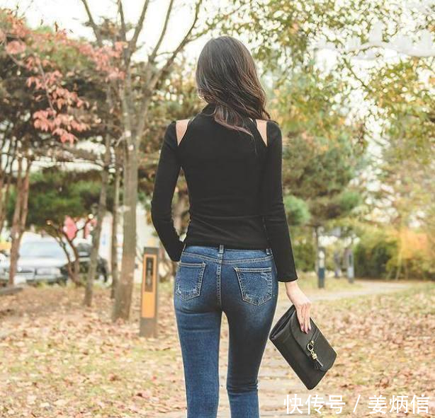 路人街拍，微胖小姐姐穿露脐背心配短裙开心做直播，身材丰满