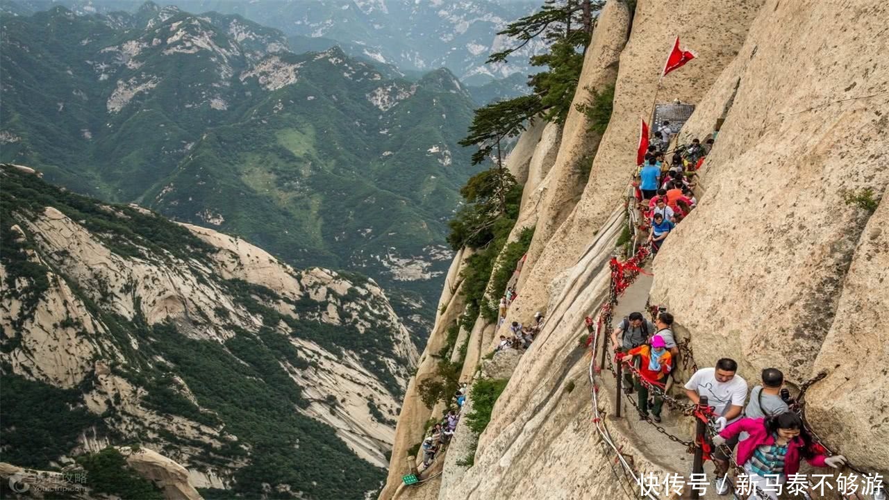 华山栈道到底有多危险？在悬崖半空，只有钉子钉住的木板真的安全