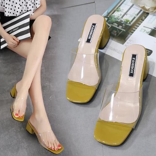 透明的鞋面完美衬托白皙双脚,显脚又白又嫩,简直撩人得不行