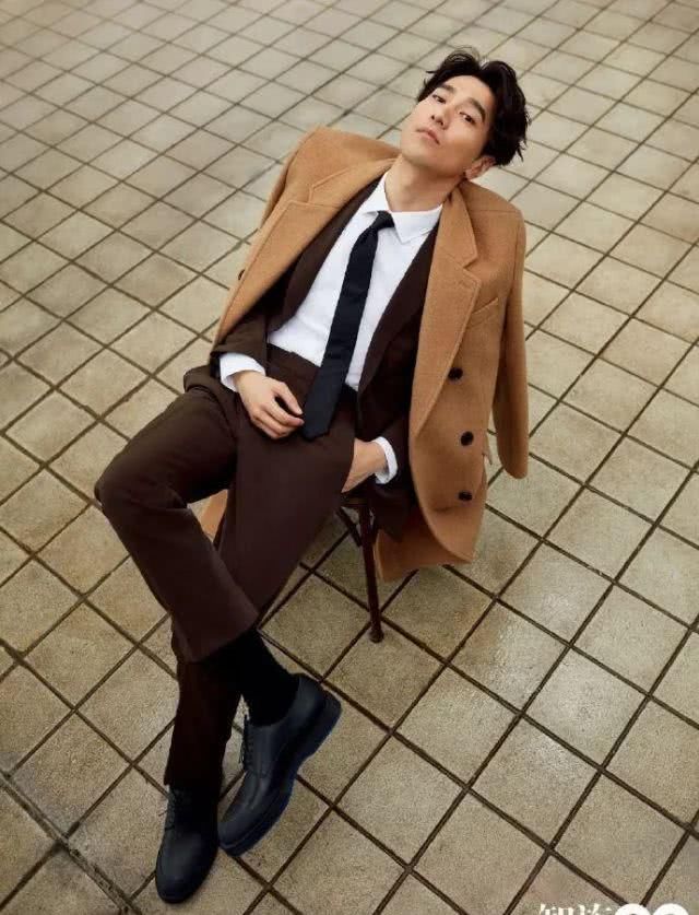 赵又廷最新杂志造型,完美演绎绅士范,难怪能捕