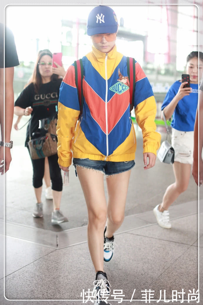 李宇春也太会玩了！上身穿得像冬天，下身却只穿了条超短裤！