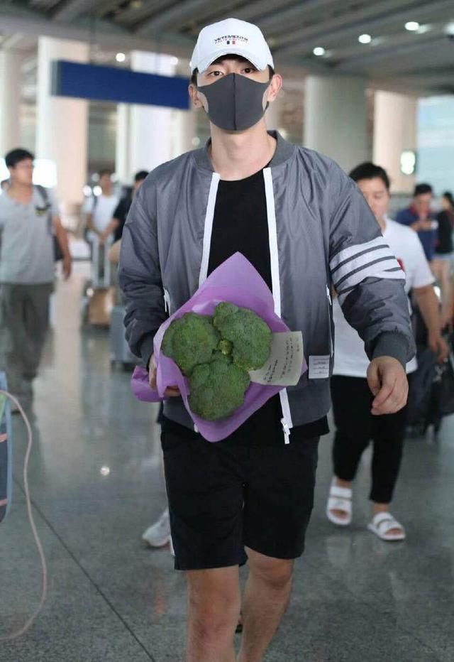 邓伦厉害了，穿短裤捧颗西兰花去机场，这礼物送得也太随意了吧！