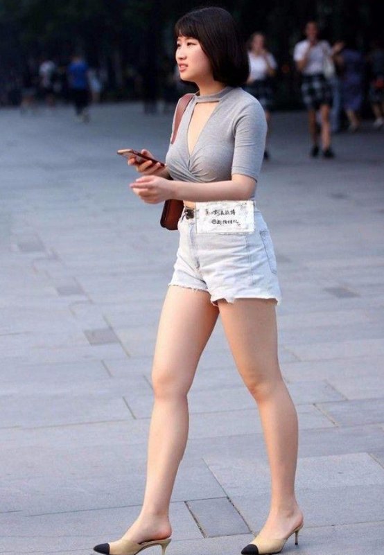 街拍:图六的心是那么的平静如水，我是否能让它泛起涟漪