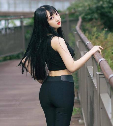 街拍：图二两位穿紧身牛仔裤的美女，气质优雅，身材迷人！