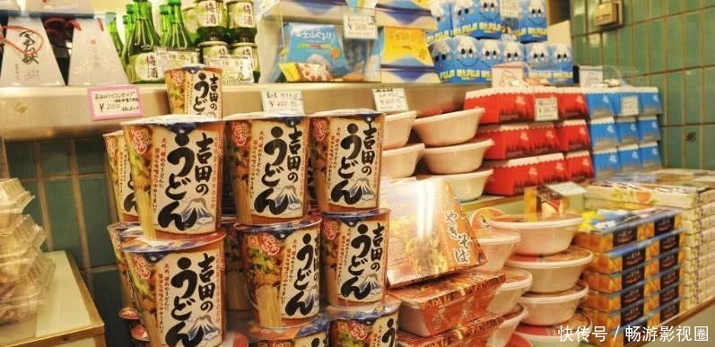 日本一桶泡面卖多少？中国游客到日本游玩，看到商品后却说：超值