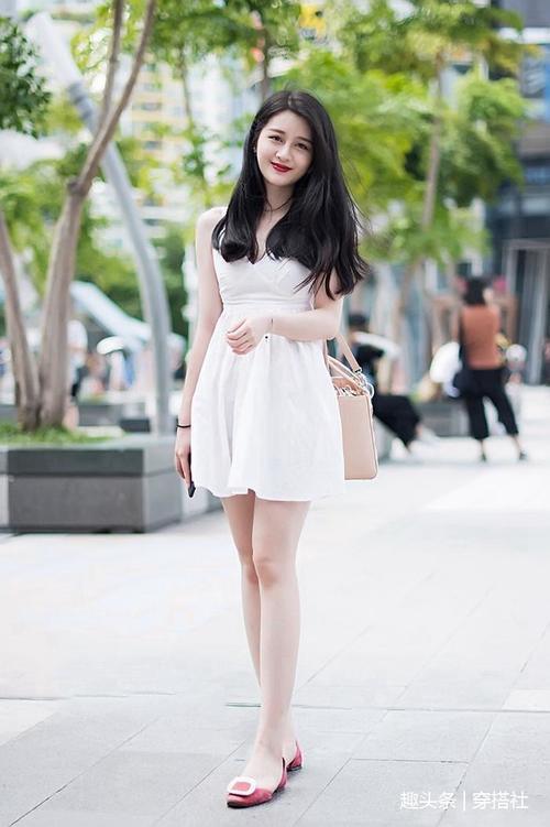 街拍：都是时尚俏佳人，穿得这么漂亮的女生尽显淑女魅力