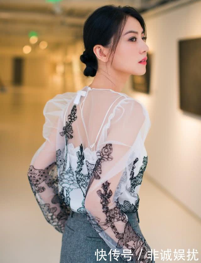 高圆圆出席了活动，穿着透视薄纱大玩性感，里面的深V内衣亮了！