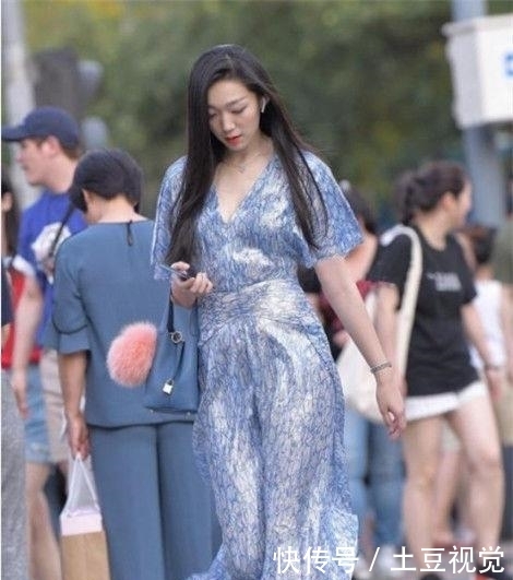 回头率：柔哥的美女街拍朝气蓬勃的美女，街头回头率300
