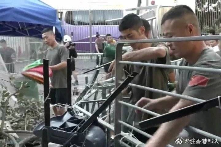  「人民日报」大律师指驻港部队便装清理街道合法，人民日报：阵