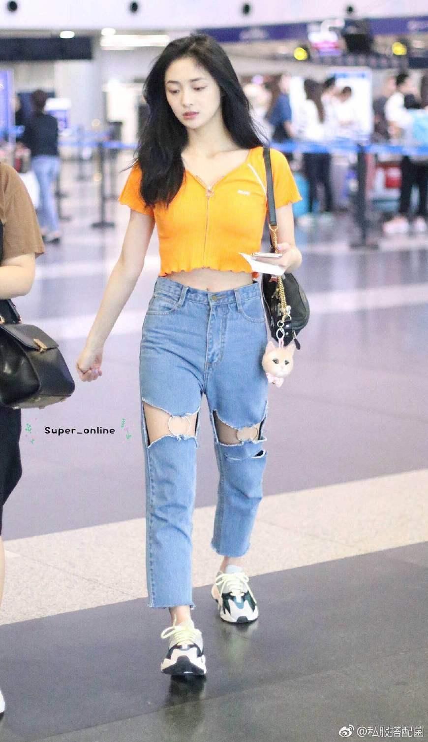 终于知道周洁琼的腰围有多细，收腰裤老往下滑，我饿两月都穿不下