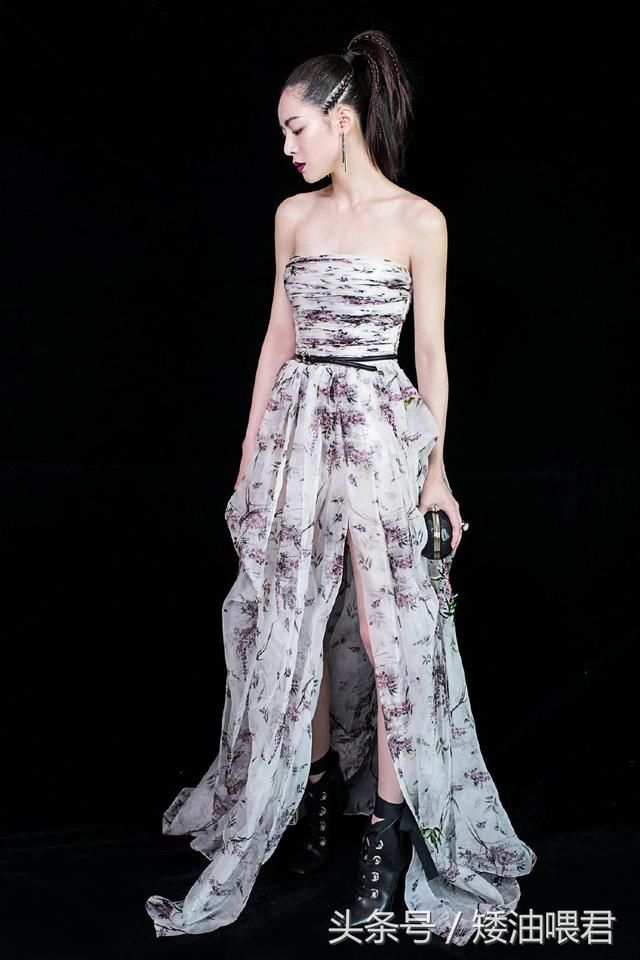 钟楚曦撅屁股闻花“仪态万千”，脚上鞋子被无情嘲笑：内衣带绑的