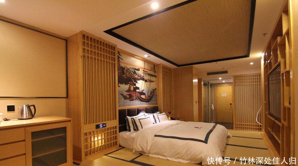 中国游客：为什么日本人都喜欢睡在地板上？导游：你应该想不到！