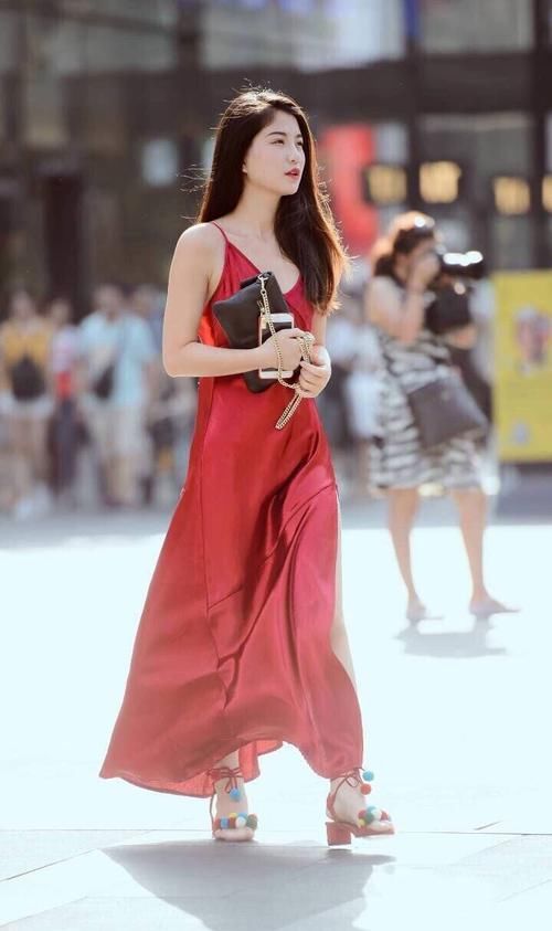 气质|高挑的颜值美女,身穿红色的吊带连衣裙很有女神气质!