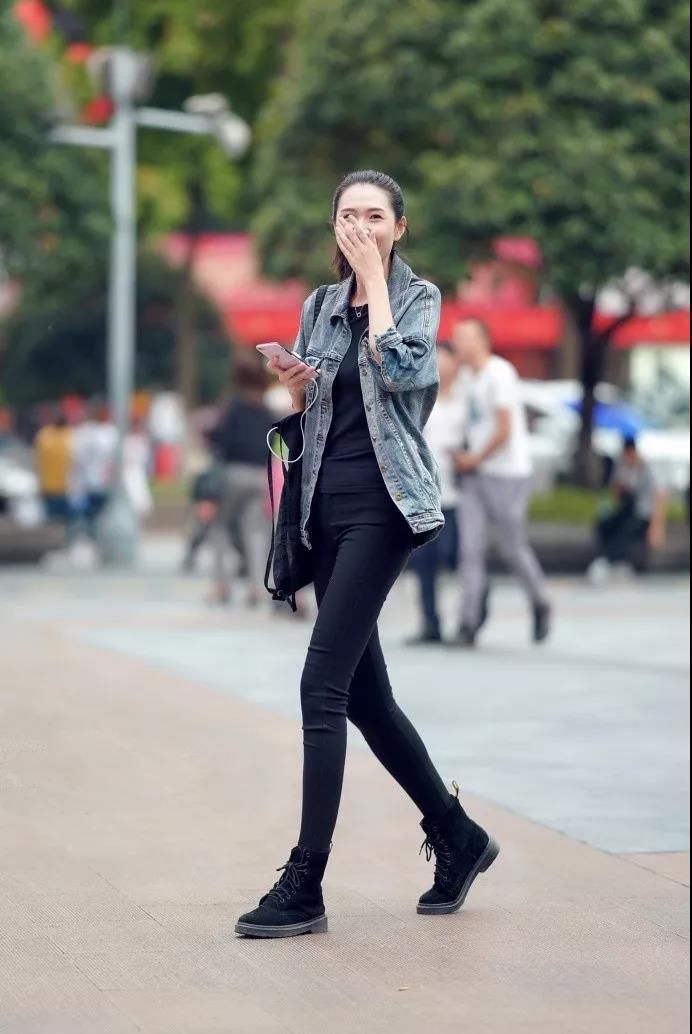 街拍：修长的身材，让美女显得如此的亭亭玉立，婀娜多姿！