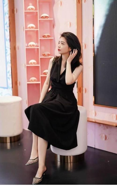  女人：优雅的40岁女人，还在想怎么穿搭吗？学学时尚博主三木的高级穿搭