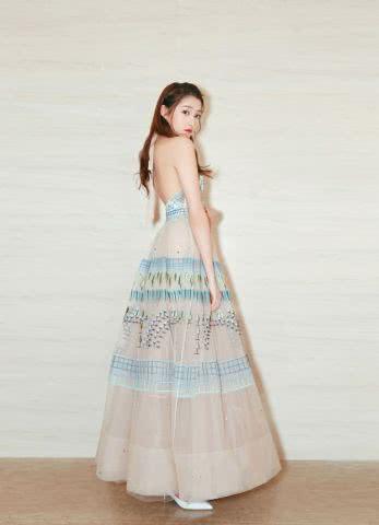 金晨这高跟鞋白穿了，被平底鞋的关晓彤，瞬间打压下去了！