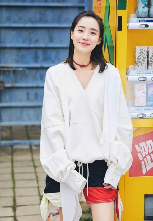 王智化身氧气少女，白色系街拍超养眼