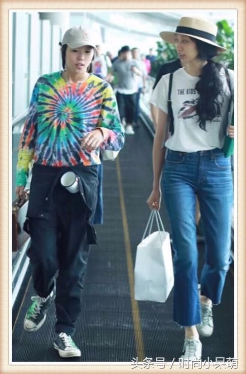 窦靖童真奇葩，腰挎陶瓷杯手提复古箱，网友:王菲看见还不打人?