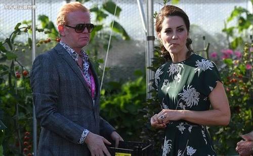 高贵优雅又平易近人，凯特王妃便衣买菜，掉地上的西红柿捡起就吃