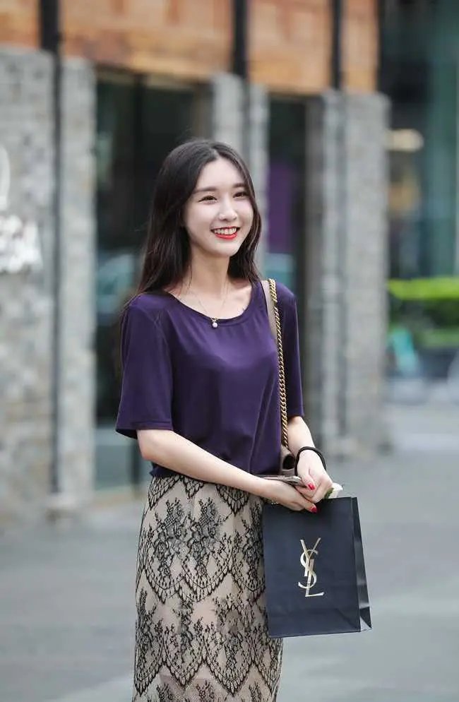  清秀：清秀的穿搭, 迷人的笑容, 让人觉得很舒服
