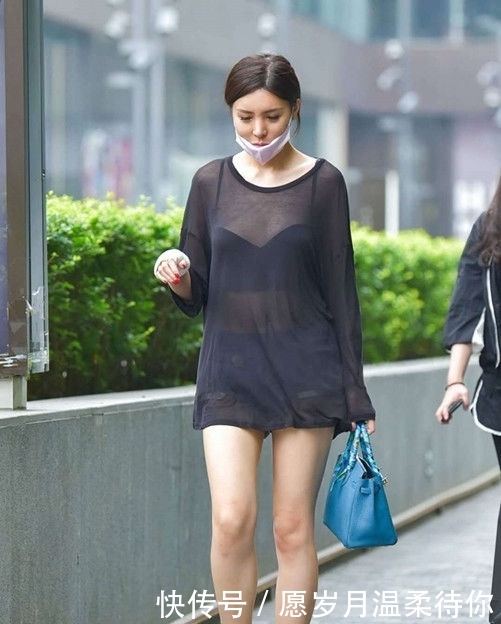 「让自己」美女街拍:高挑靓丽的小姐姐,灰衬衫搭配牛仔短裤,女神范儿十足