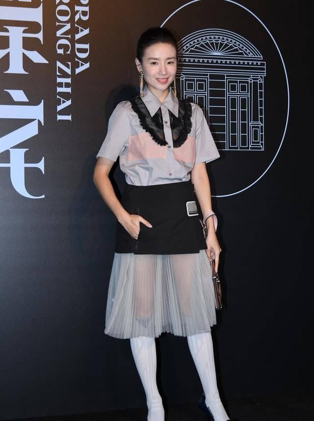 #气质#董洁依旧气质出尘清丽,衬衫搭配灰色纱裙,前卫又时髦