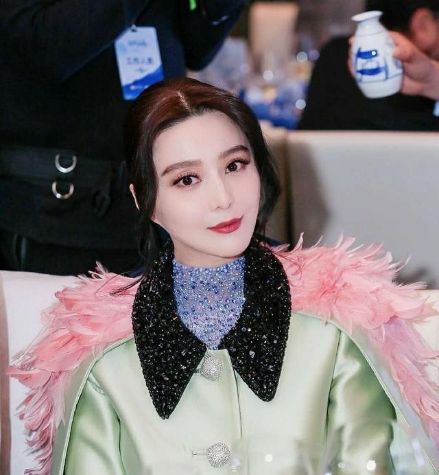 「十足」IU变身“小贵妇”？穿2万6斗篷外套配1万8的包，真是“壕气十足”