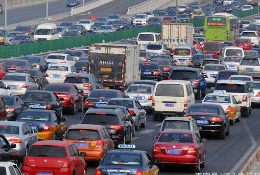 高速上造成堵车的3大“原因”找到了，可惜交警也没有好办法！