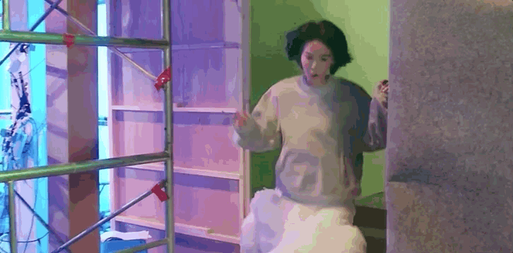 同是香肩小露，赵薇看起来更胖，李湘则像瘦十斤，全因一个小技巧