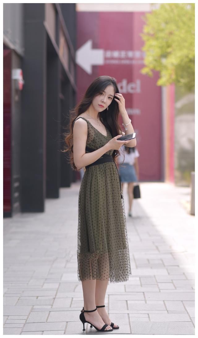 街拍:图1简单清爽穿搭，图2俏皮可爱连衣裙，图3性感紧身连衣裙